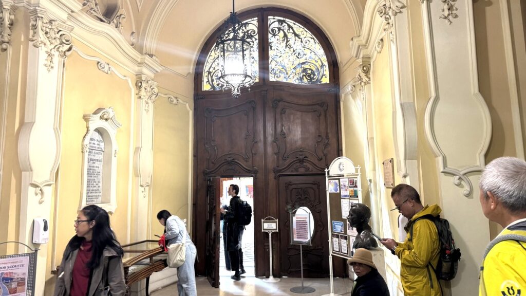 サボー・エルヴィン図書館、館内から見た入り口のドア