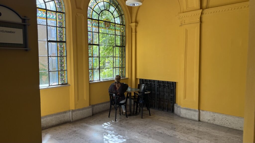 サボー・エルヴィン図書館、ステンドグラスの横の席