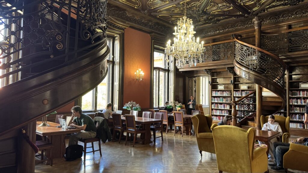 サボー・エルヴィン図書館、螺旋階段とアームチェアが並ぶ読書エリア