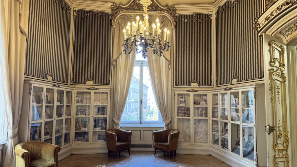 サボー・エルヴィン図書館、ストライプ壁の展示室