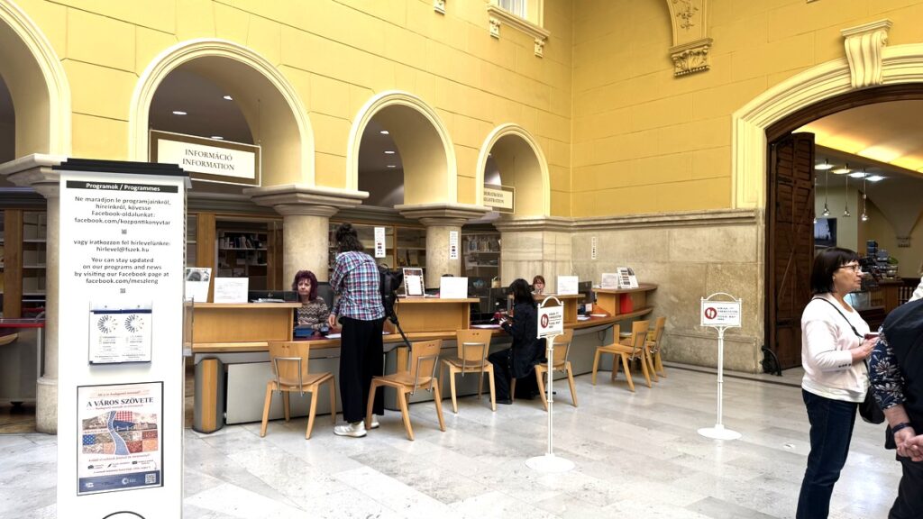 サボー・エルヴィン図書館、チケット売り場のインフォメーションカウンター