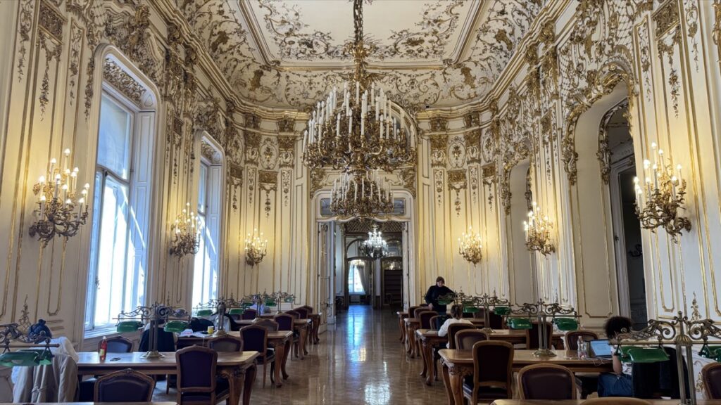 サボー・エルヴィン図書館、白と金のネオロココ様式の広間