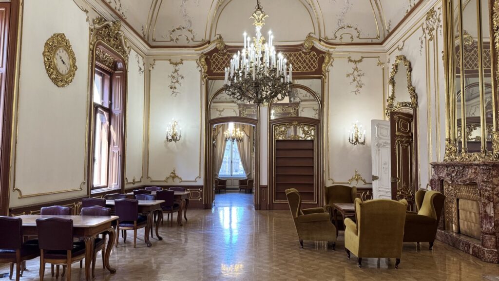 サボー・エルヴィン図書館、白いサロンの部屋