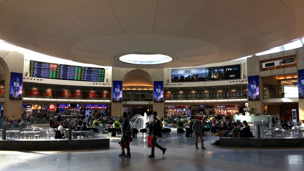 テルアビブのベングリオン国際空港内部。TLVの文字が並ぶモダンな円形ターミナルホール