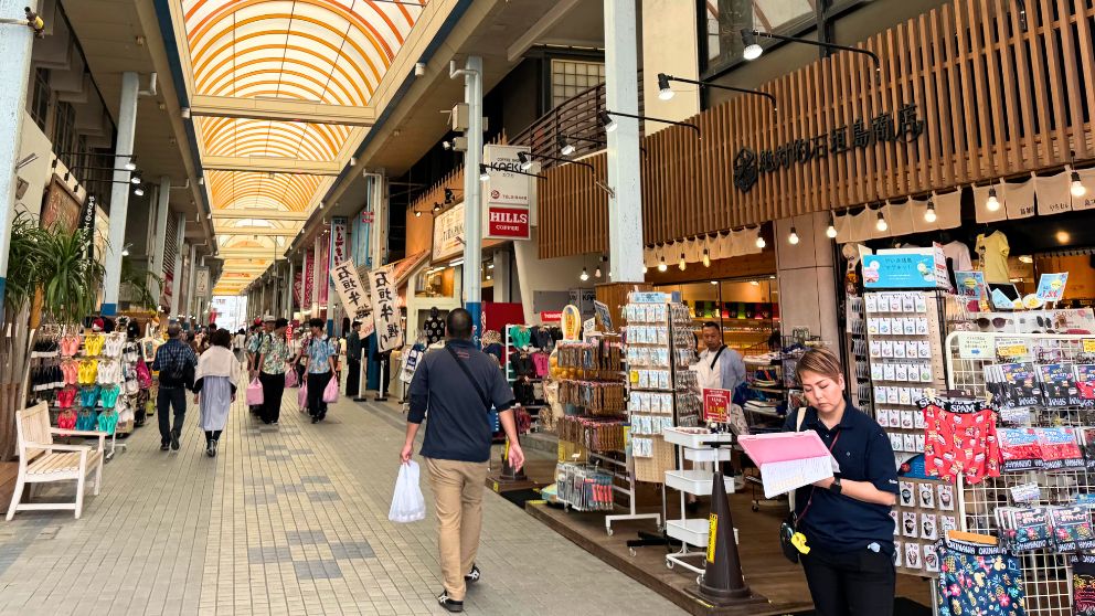 石垣島の日本最南端のアーケード商店街、ユーグレナモールの様子。お土産屋が立ち並ぶ