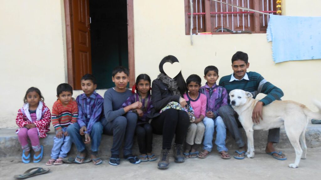 ウッタラーカンドの村で出会った地元の家族と犬を交えた記念写真、子どもたちの笑顔が印象的