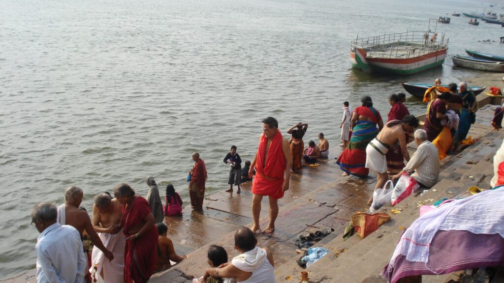 バラナシのガンジス川ガートで沐浴する巡礼者たち