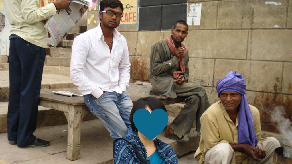 バラナシの街角で地元の人々とのひとこま