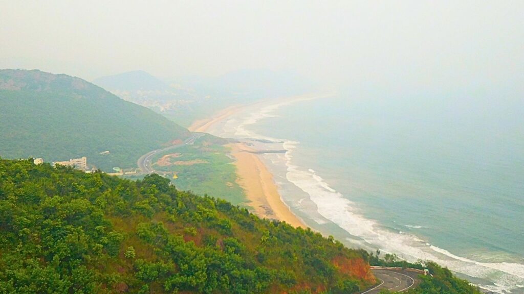 丘の上から望むヴィシャーカパトナムの海岸線とベンガル湾