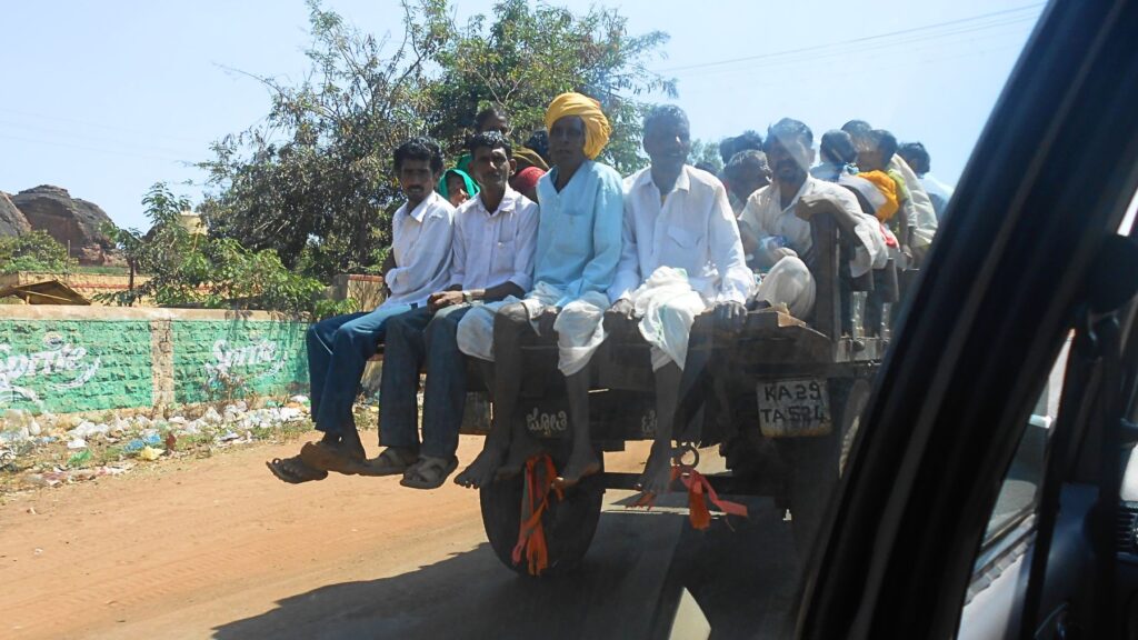 カルナータカ州バダミ近郊でトラクターの荷台に大勢乗るインドの人たち