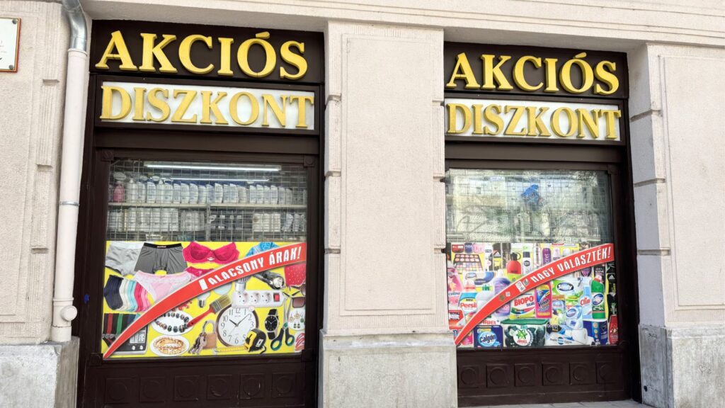 ブダペストの格安雑貨店(Diszkont)外観①