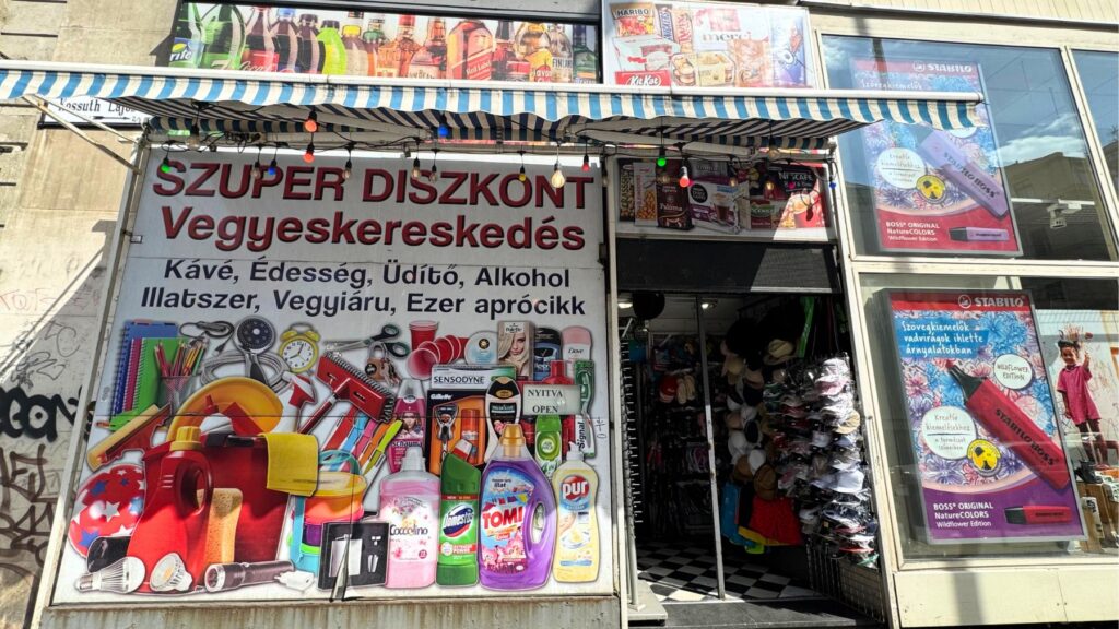 ブダペストの格安雑貨店(Diszkont)外観②