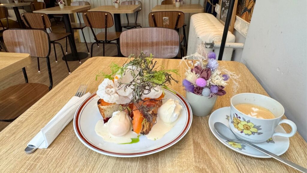DeszkaのテーブルにSexy Salmonとカプチーノが並ぶ朝食セット