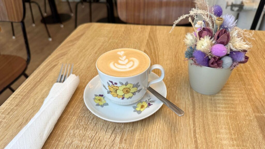 旧東ドイツのKahla(カーラ)の黄色い花柄カップで提供されたDeszkaのカプチーノ