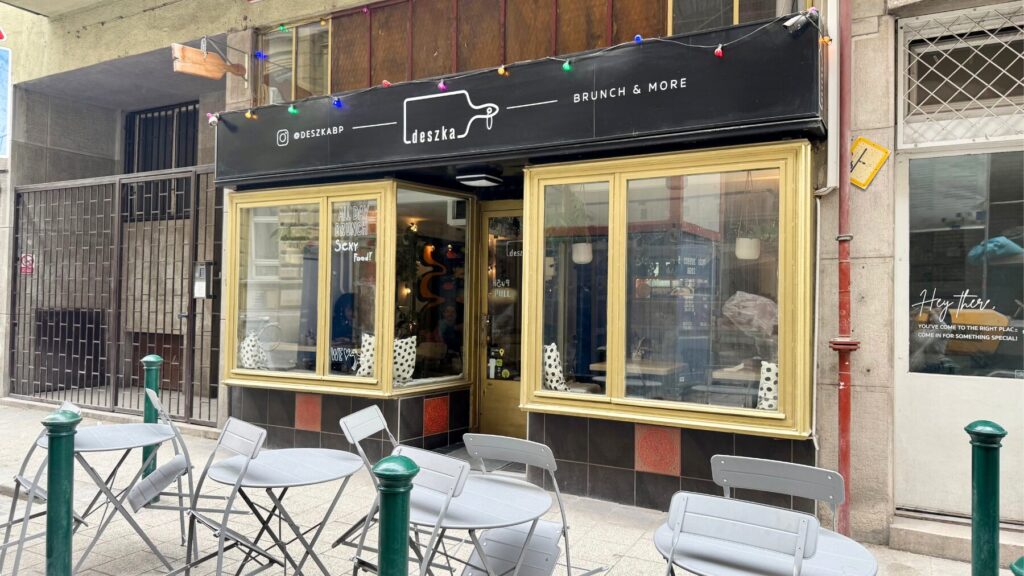 ブダペスト5区にあるDeszka(デスカ)の外観。「BRUNCH & MORE」の看板が目印