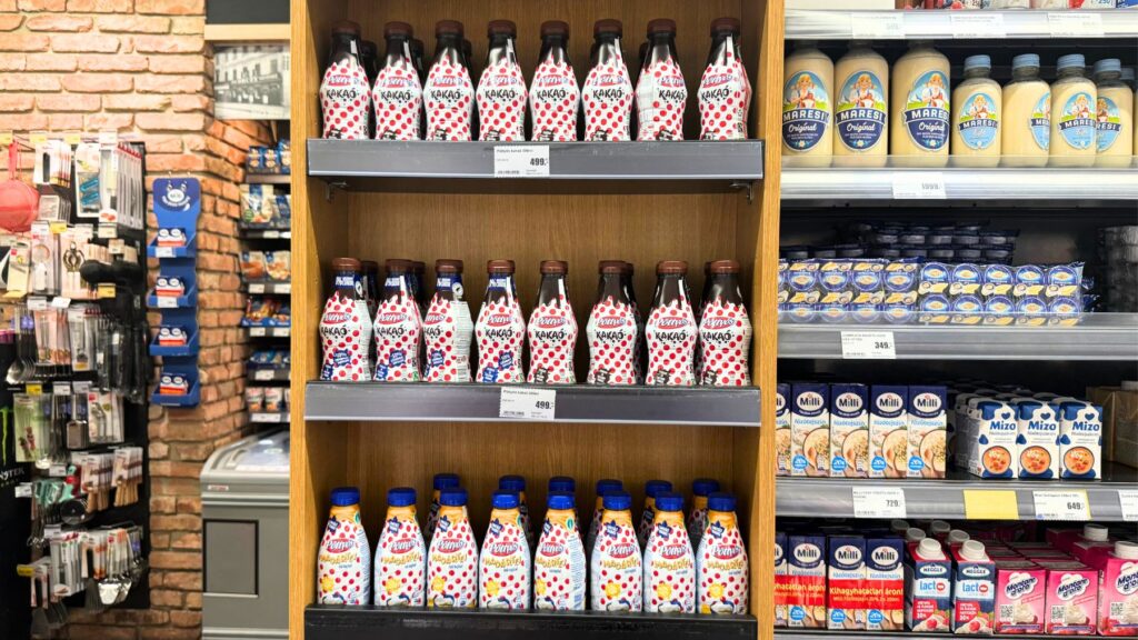Pöttyösブランドのカカオドリンクがスーパーの棚に並んでいる。赤い水玉模様のボトルが特徴的