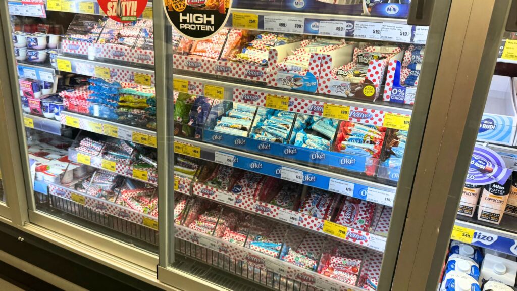 Primaスーパーの冷蔵ケース全景。Túró Rudiや各種乳製品が並ぶ