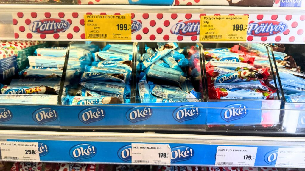 スーパーの冷蔵棚にPöttyös(上段)とOké!ブランドのRudi(下段)が並んでいる