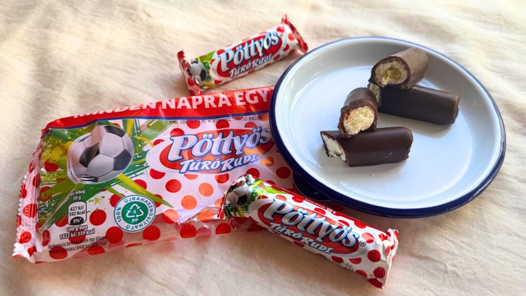 Pöttyös Túró Rudiのパッケージと、開封して半分に割ったNaturタイプと、ピスタチオ入りタイプ