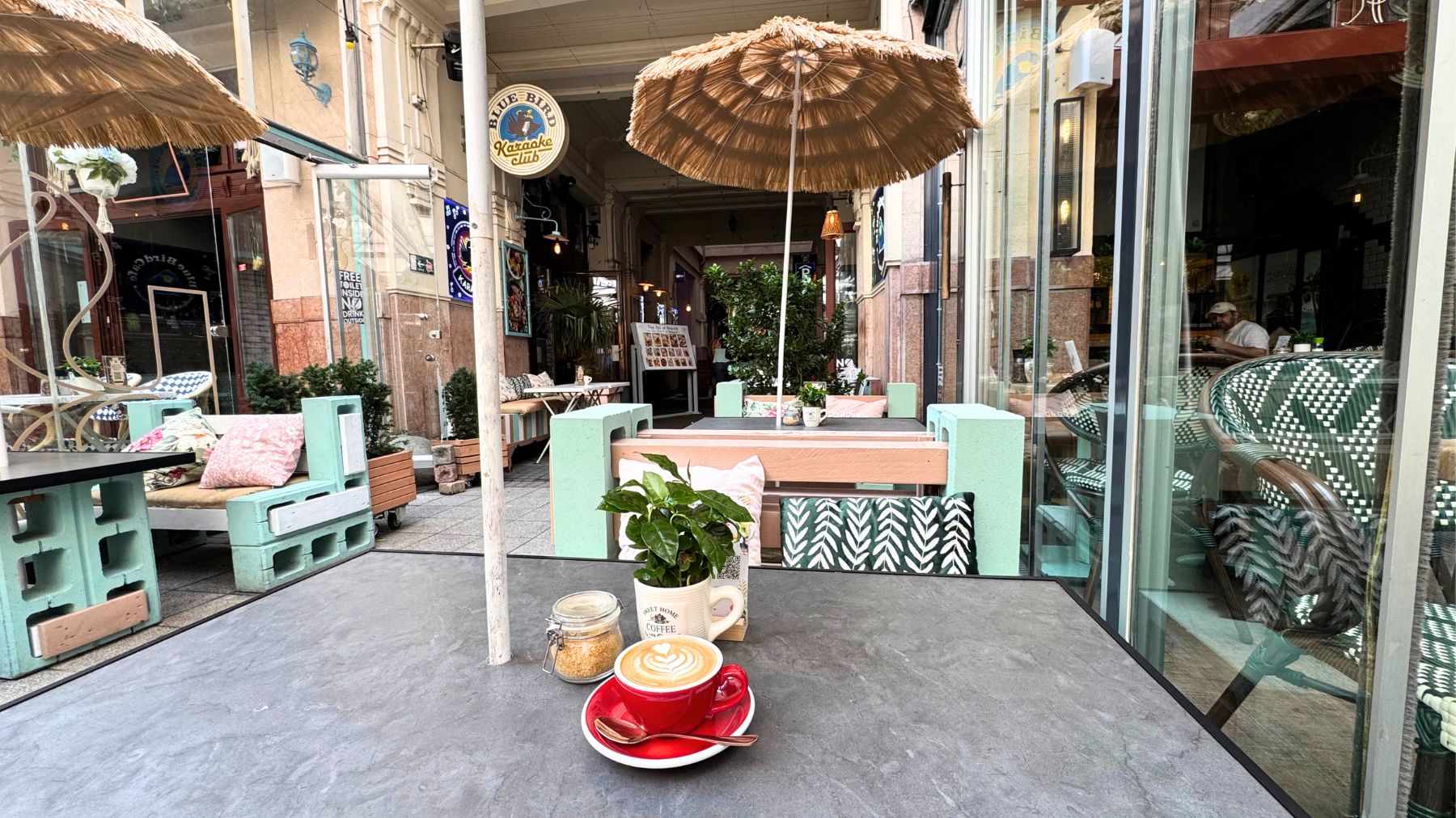 Blue Bird Cafeのテラス席で味わうカフェラテ