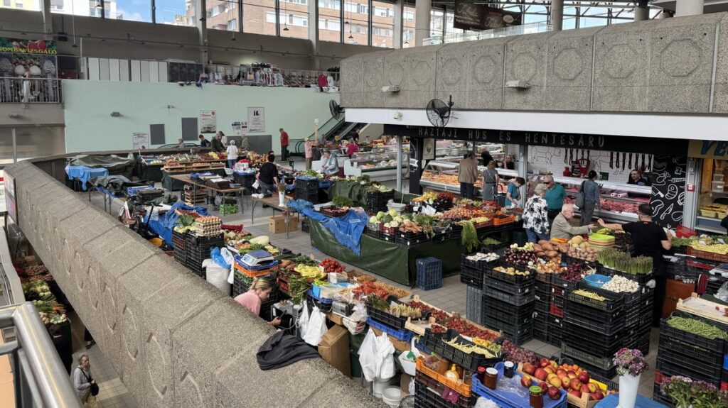 フェヘールヴァーリ通り市場の野菜・果物売り場