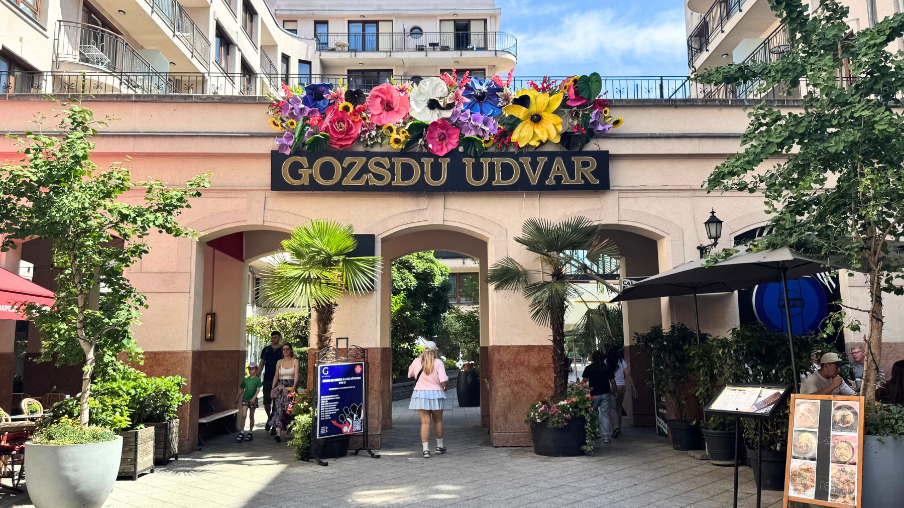 花で飾られた「GOZSDU UDVAR」の看板アーチ