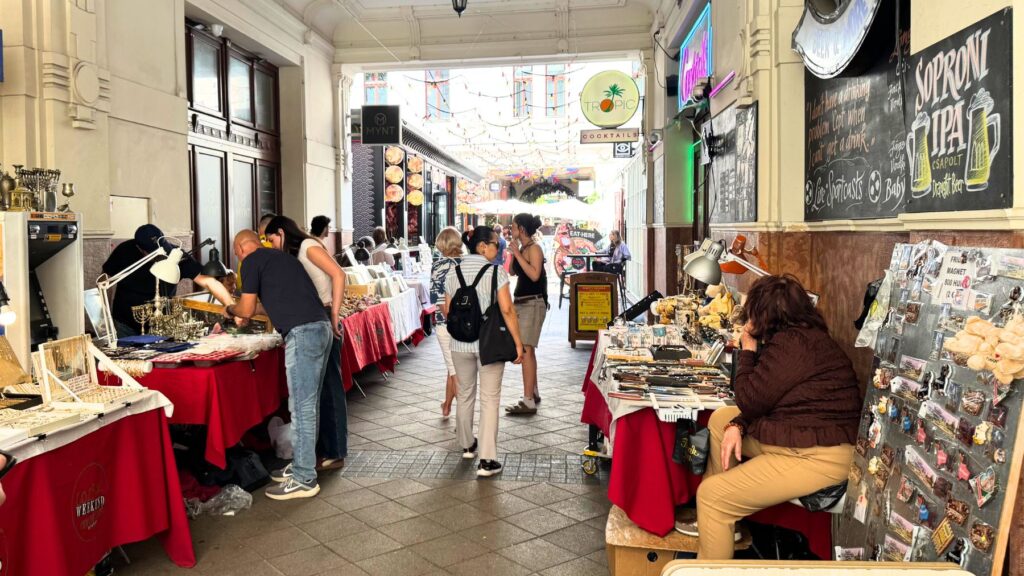 露店が並ぶGozsdu Udvarの週末マーケットの通路