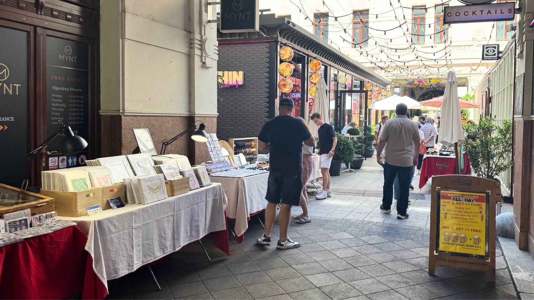 中庭に露店が並ぶGozsdu Udvarの週末マーケット