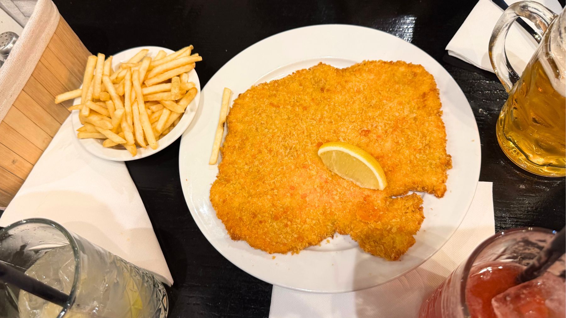 チキンのシュニッツェルとフライドポテト、ビール