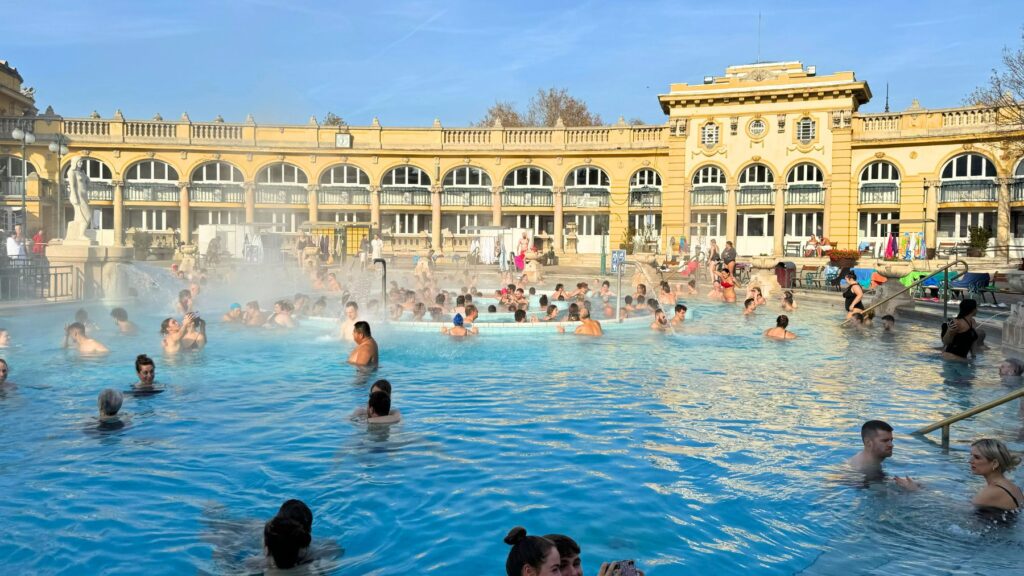 ブダペストのセーチェーニ温泉の屋外プール、11月の様子