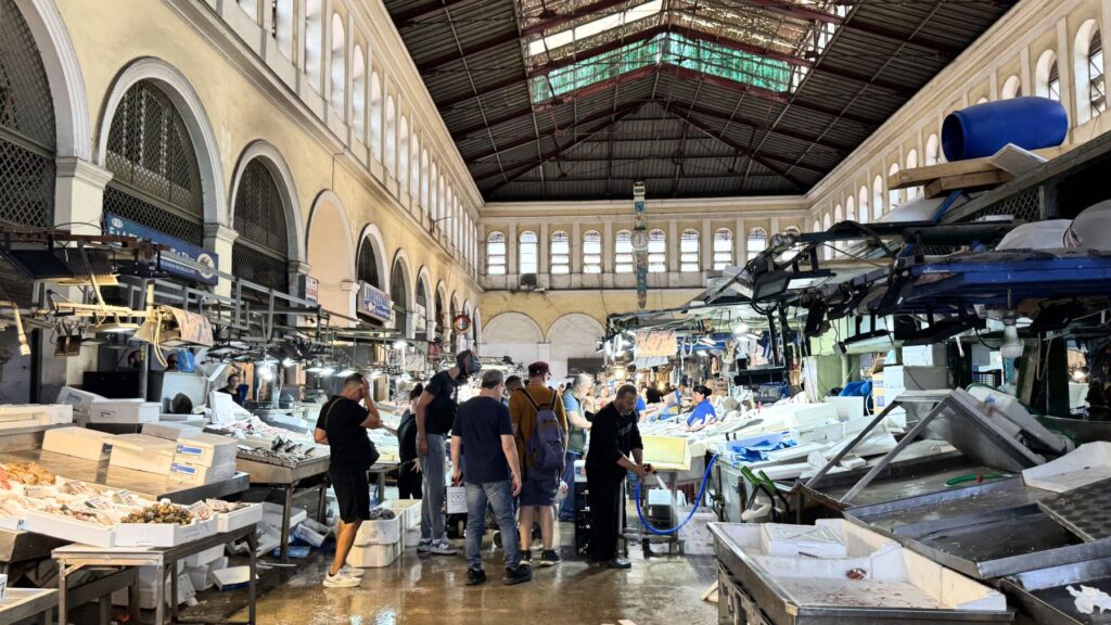 アテネ中央市場のアーケードに並ぶ活気ある魚売り場