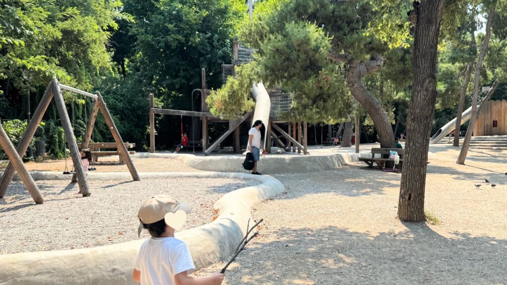 アテネ国立庭園にある滑り台やブランコのある大きな遊び場