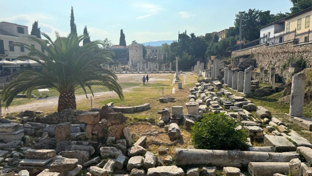 プラカ地区に残るローマン・アゴラの列柱と風の塔の遺跡