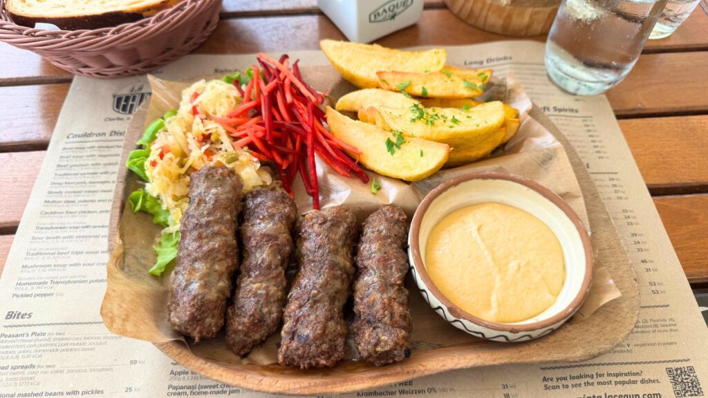 皮なしの焼きソーセージ「ミチ」とポテト、マスタードソースの一皿