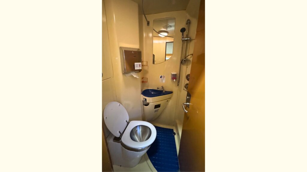 夜行列車の個室に付いたトイレとシャワー