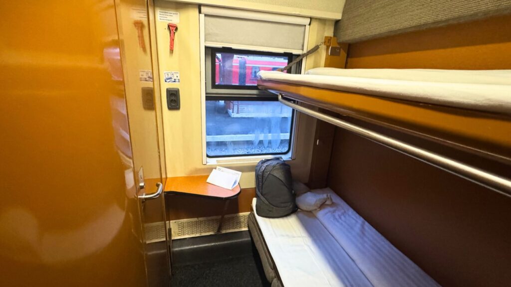 夜行列車Isterの1人用個室(寝台)の車内