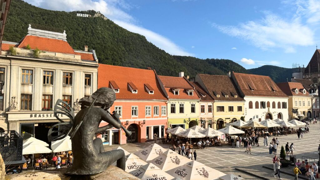 テラスから見たスファトゥルイ広場とタンパ山の「BRAȘOV」看板