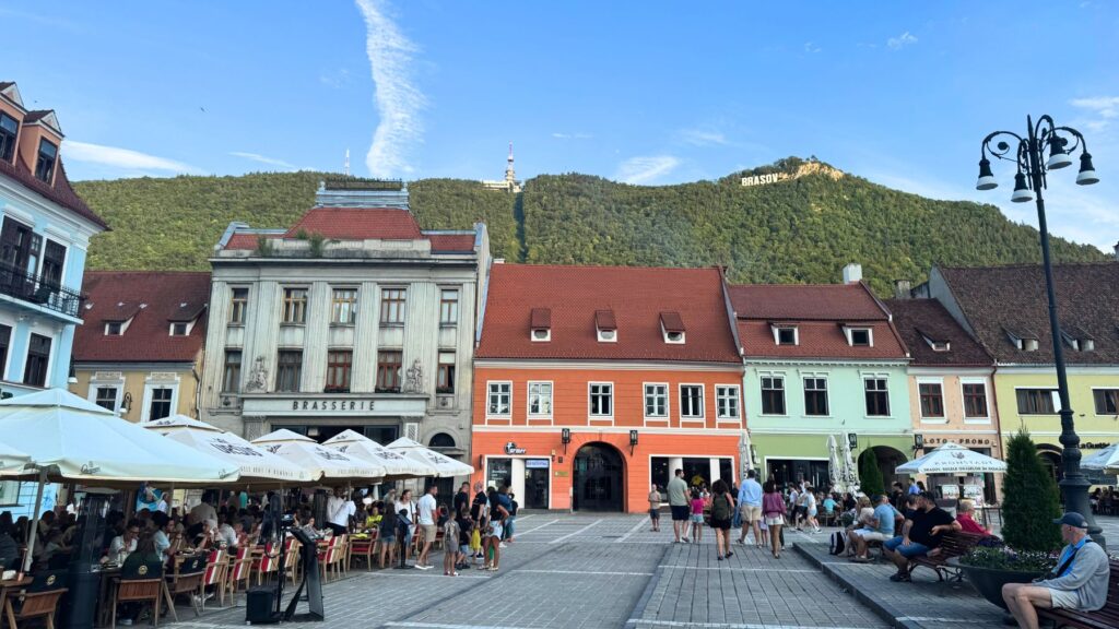 スファトゥルイ広場の背後にそびえるタンパ山と「BRAȘOV」の白い看板