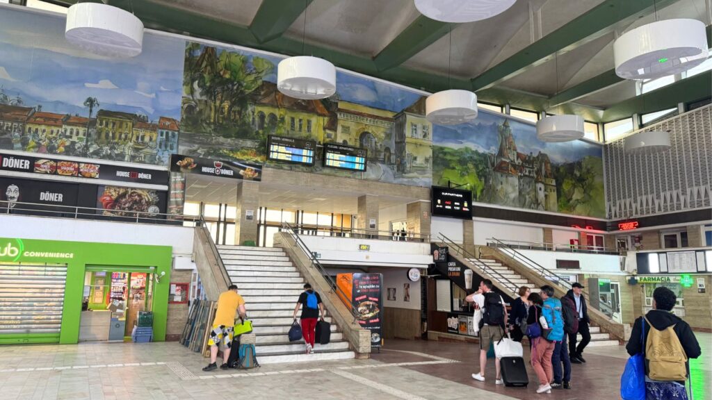 トランシルヴァニアの町を描いた壁画がある駅の待合ホール