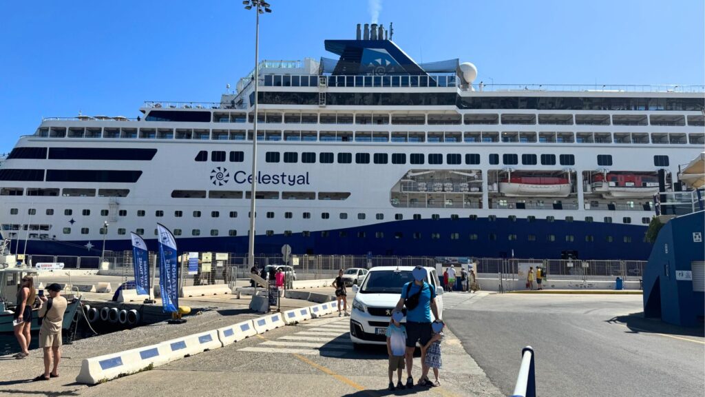 アギオス・ニコラオス(クレタ島)に接岸したCelestyal Journeyの全景と、船をバックに立つ家族