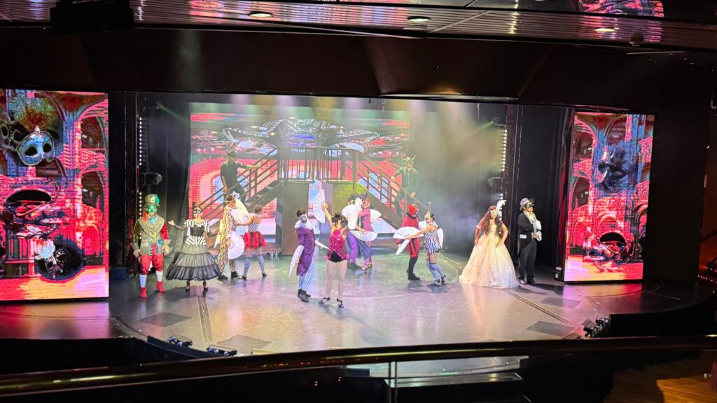 ショーラウンジ「Amphitheatro」の仮面舞踏会をテーマにしたステージ。仮面と華やかな衣装のキャスト