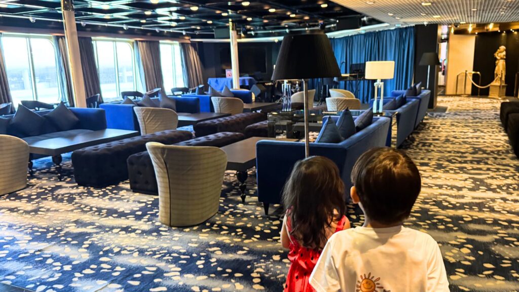 Blue Bar & Loungeの店内。青を基調としたソファ席と奥にピアノ