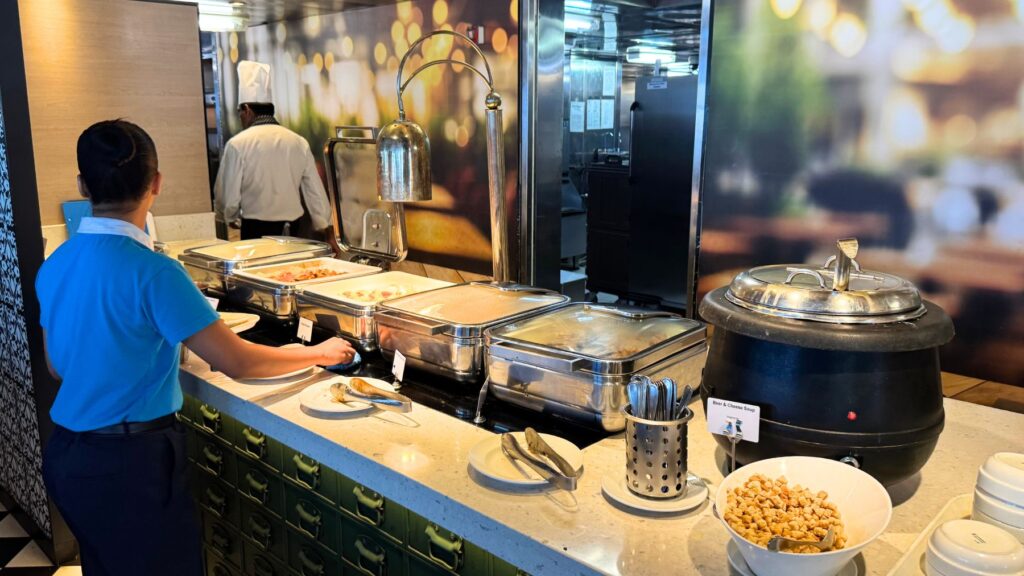 ビュッフェレストラン「The Taverna」の温かい料理コーナー