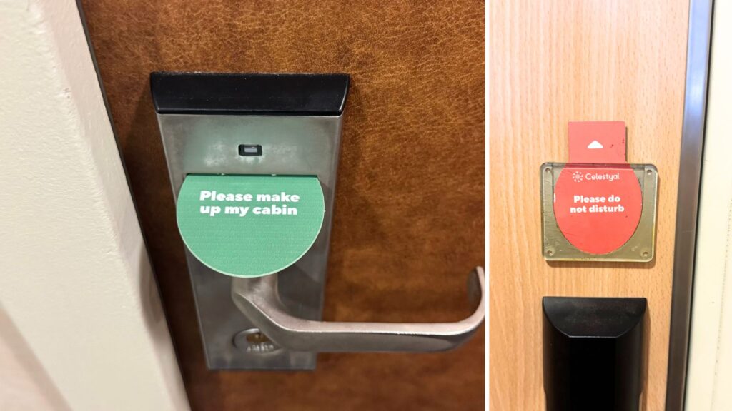 客室ドアの札。緑は「Please make up my cabin(清掃希望)」、赤は「Please do not disturb(そっとしておいて)」