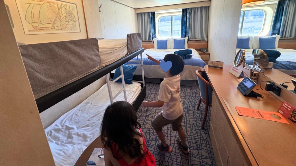 客室に入室し、2段ベッドを指さして興奮する子どもたち