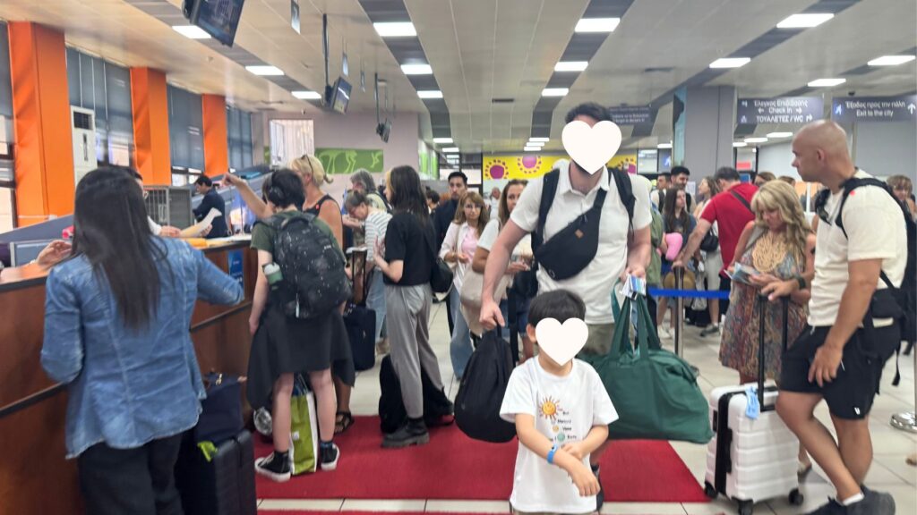 ピレウス港ターミナルのチェックインカウンターに並ぶ乗船客の列