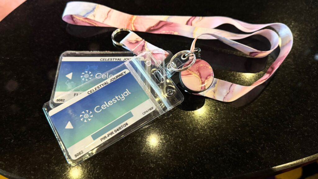 Celestyalのクルーズカード(乗船カード)。ストラップ付きケースに入った、部屋の鍵・支払い・本人確認を兼ねる1枚