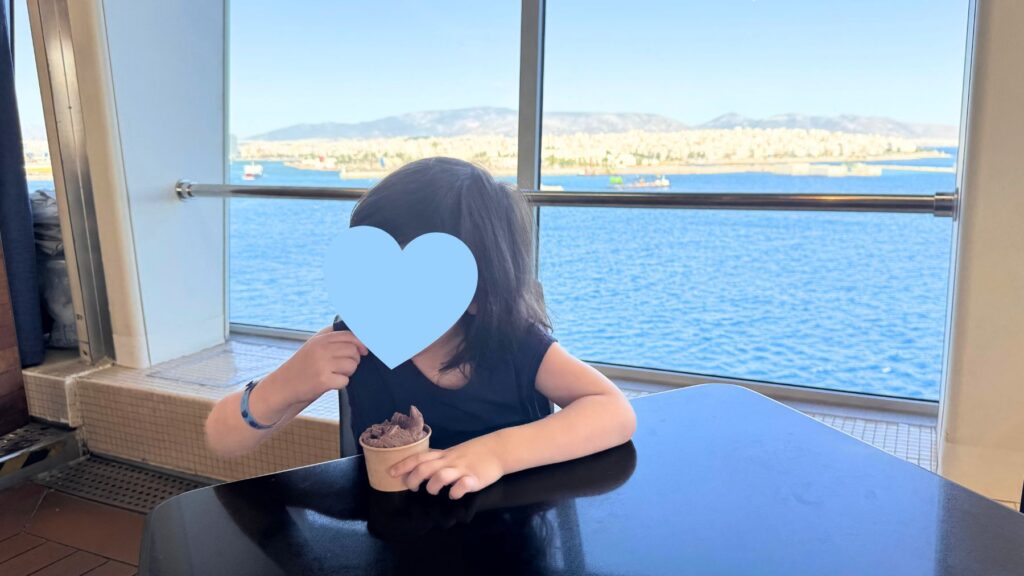 窓辺の席で港の景色を眺めながらFig & Honeyのジェラートを食べる娘