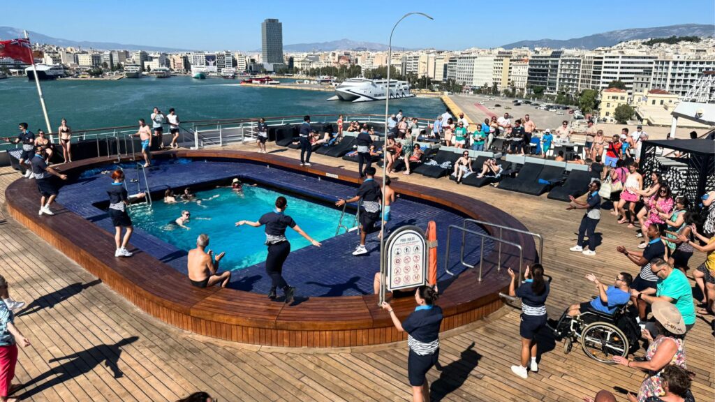 10デッキGalazio Pool & Terraceでの出港パーティー。スタッフのダンスとピレウス港の眺め