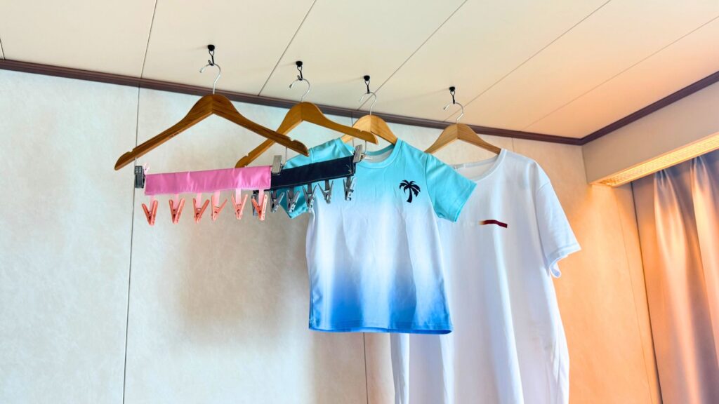 天井から吊るしたハンガーピンチとハンガーでTシャツを干す様子